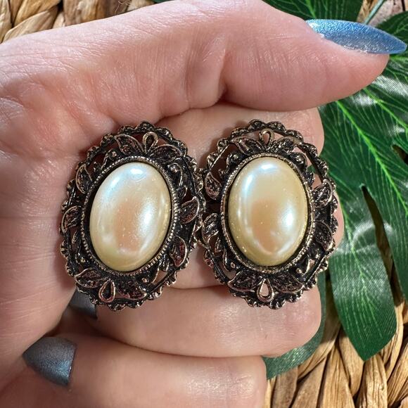 BOGO FREE VTG STATEMENT PEARL GRANDMA EARRINGS - Picture 1 of 7
